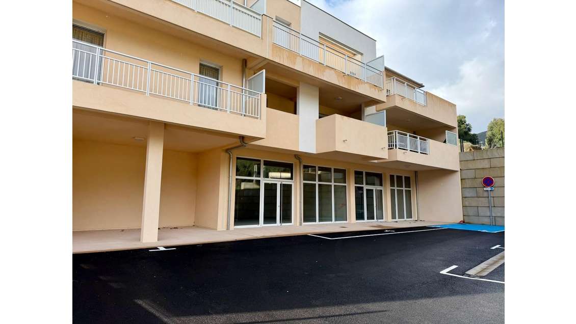 A louer local 96m² bel emplacement à Alata