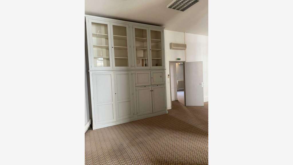 Local commercial Bureau 145.00m2 - 950 euros