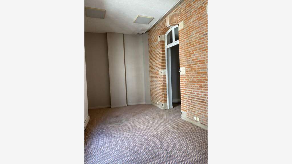 Local commercial Bureau 145.00m2 - 950 euros