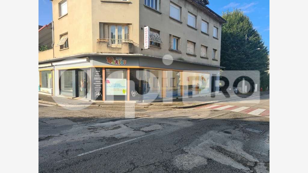 Location local commercial 531m² centre Ambérieu