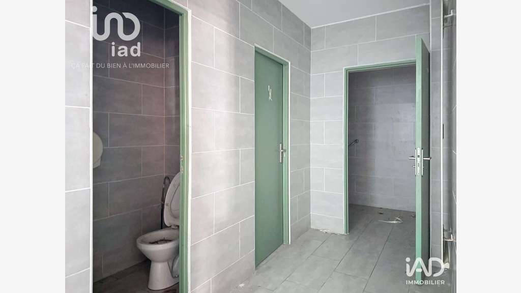 A louer locaux 900m² zone commerciale d'Amilly