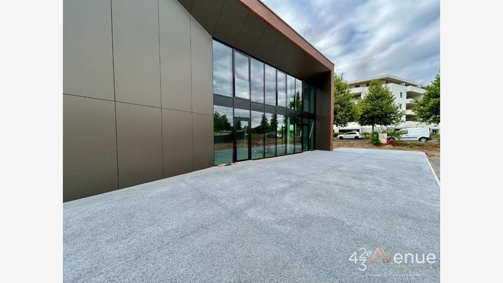 A louer local neuf 164m² sec. dynamique Andrézieux