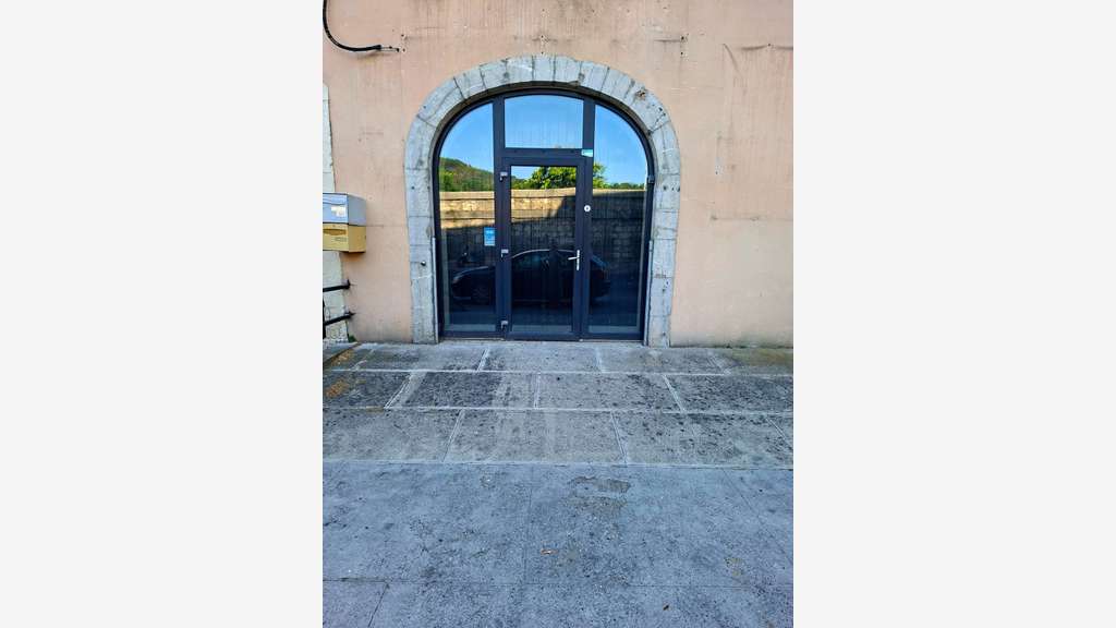 A louer local commercial 115m² à Anduze