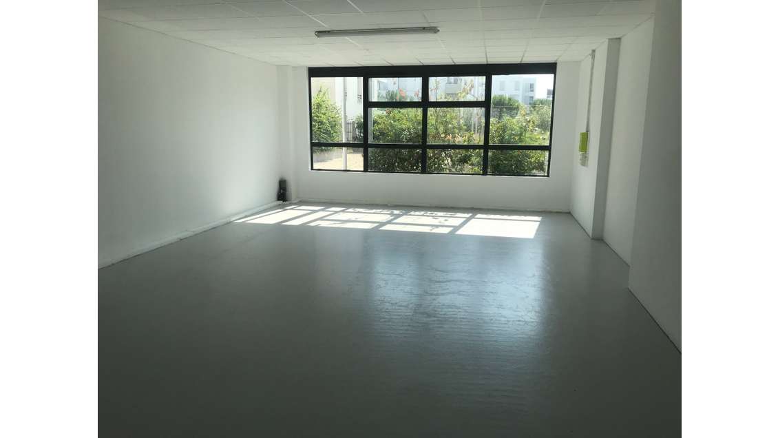 A louer local professionnel neuf 84m² à Angers