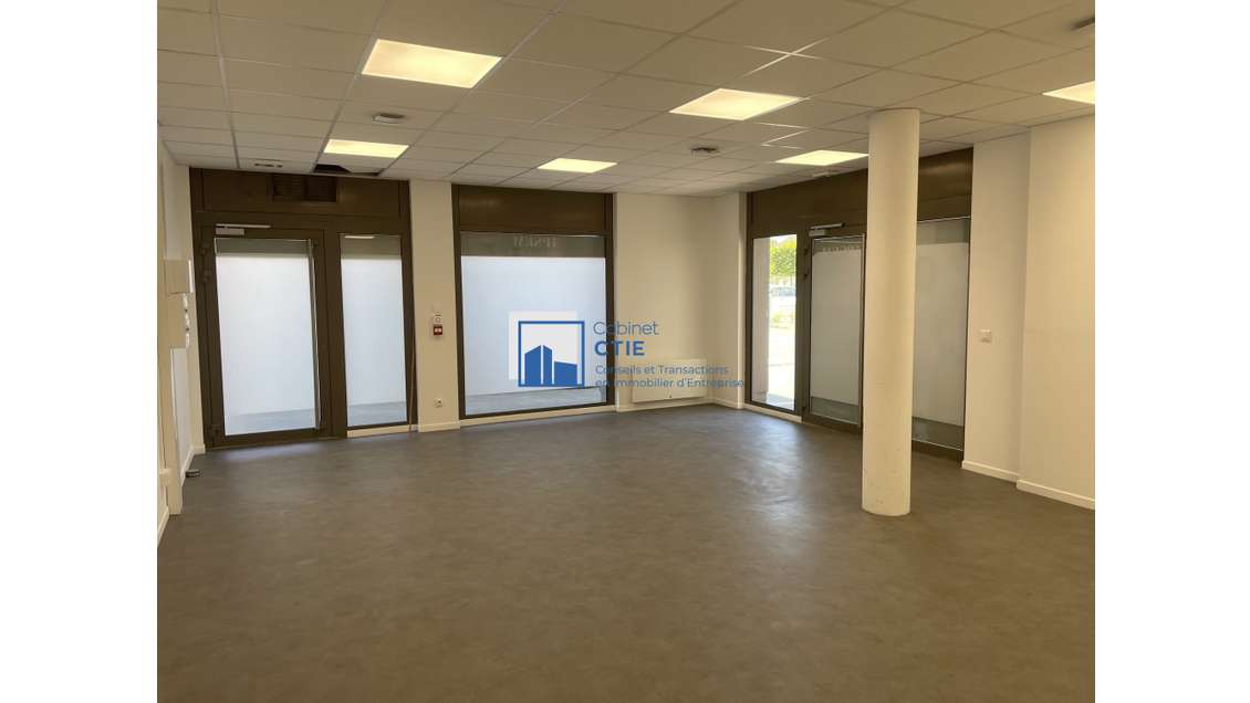 Loue local commercial d'angle 54m² en RDC Angers