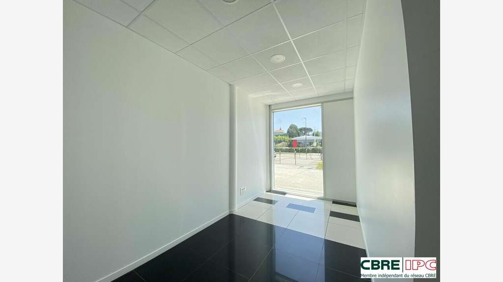 Location local commercial 318m² à Anglet Busquet