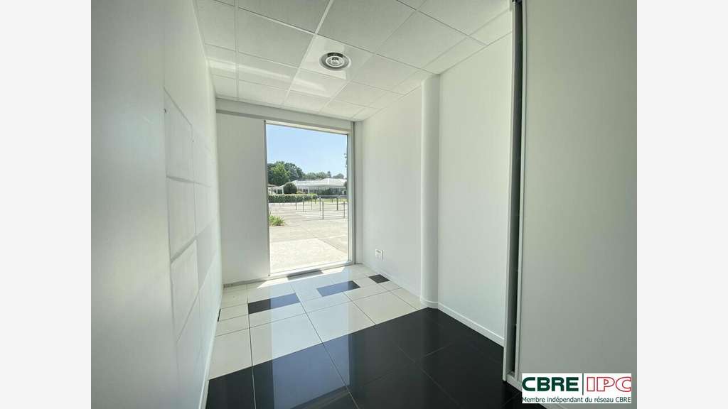 Location local commercial 318m² à Anglet Busquet