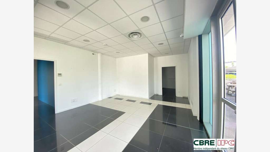 Location local commercial 318m² à Anglet Busquet