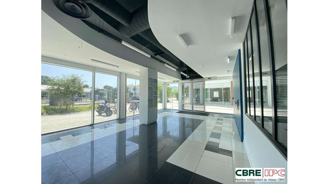 Location local commercial 318m² à Anglet Busquet