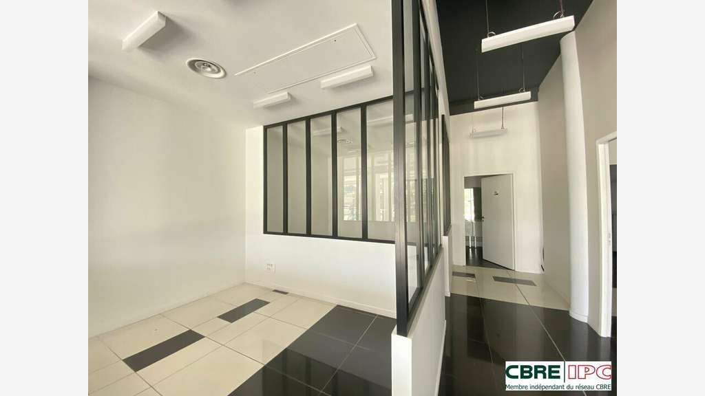 Location local commercial 318m² à Anglet Busquet