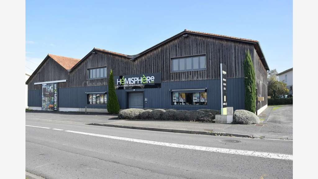 Local 558m² à louer axe très passant à Angoulême 