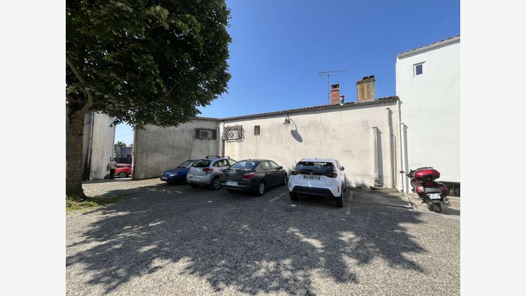 A louer immeuble commercial 200m² centre Angoulins