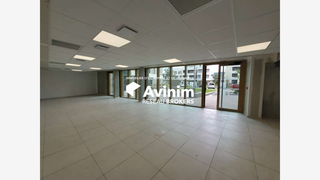 Local commercial neuf à Annecy-Pringy : 108m²