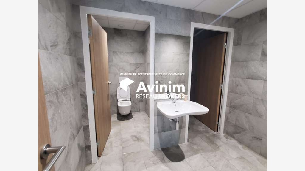 Local commercial neuf à Annecy-Pringy : 108m²