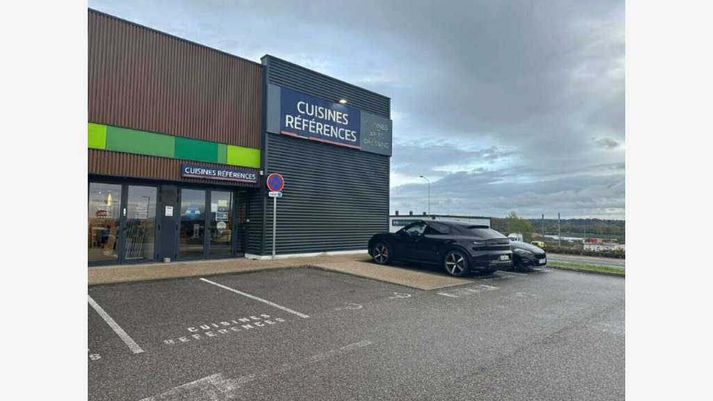 Local commercial 381m² à louer en retail à Anse