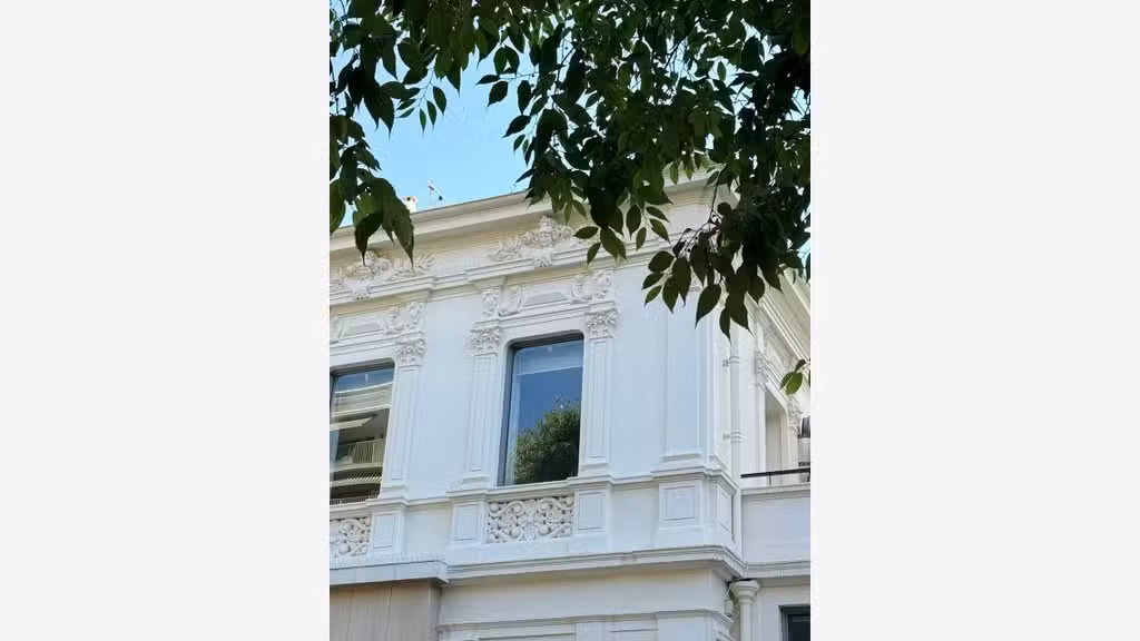 Location pure local 297m² à Antibes