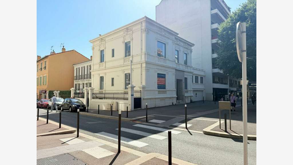 Location pure local 297m² à Antibes