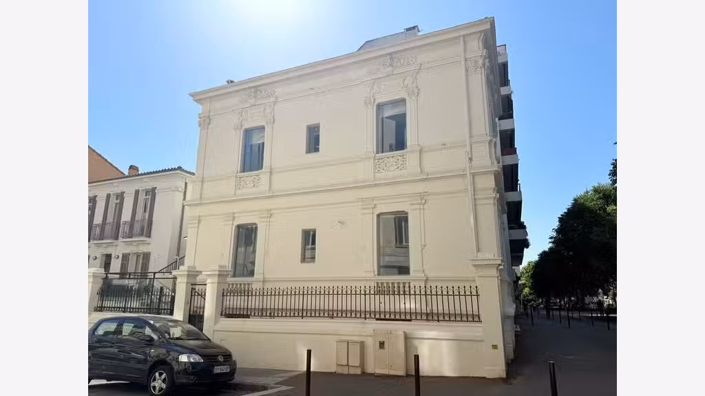 Location pure local 297m² à Antibes