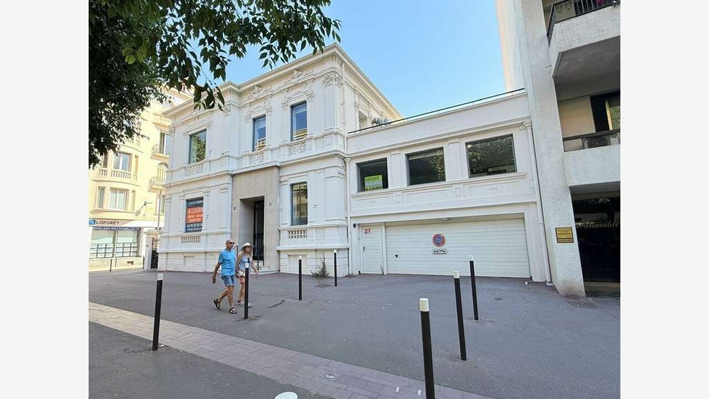 Location pure local 297m² à Antibes