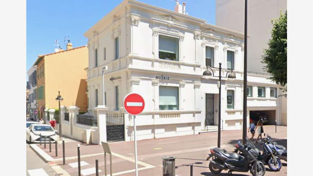 Location pure local 297m² à Antibes
