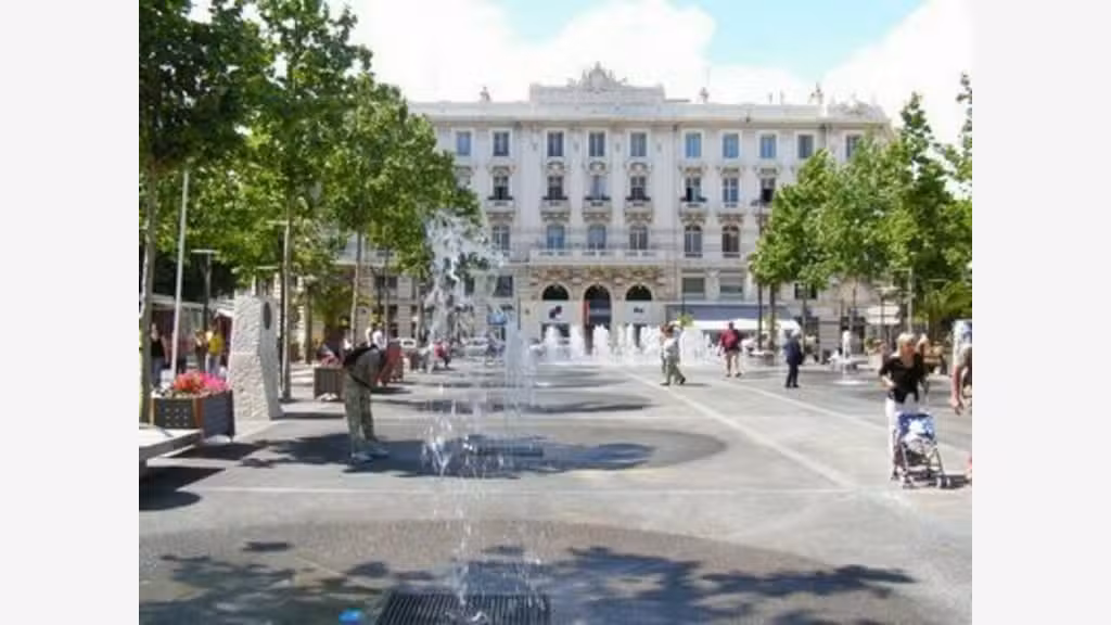 Location pure local 297m² à Antibes
