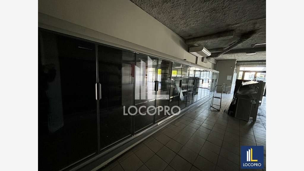 A louer local commercial 195m² Av Soleau à Antibes
