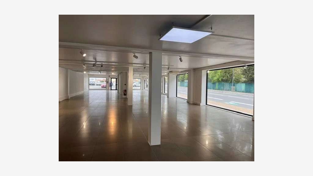 A louer locaux commerciaux 670m² + pkg RN7 Antibes
