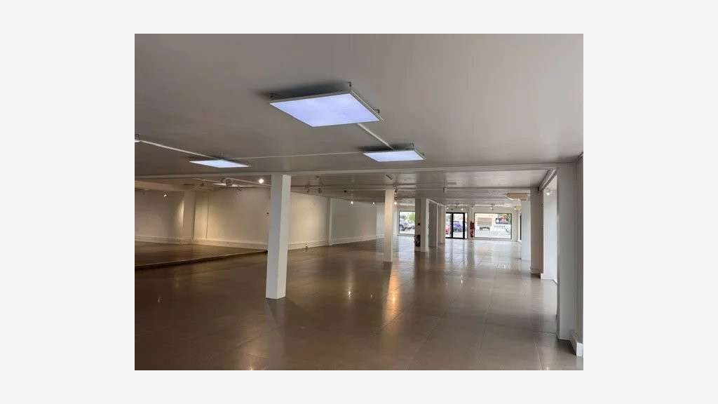 A louer locaux commerciaux 670m² + pkg RN7 Antibes