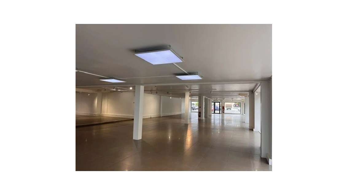 A louer locaux commerciaux 670m² + pkg RN7 Antibes