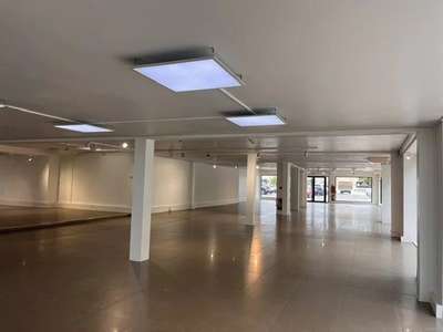 A louer locaux commerciaux 670m² + pkg RN7 Antibes