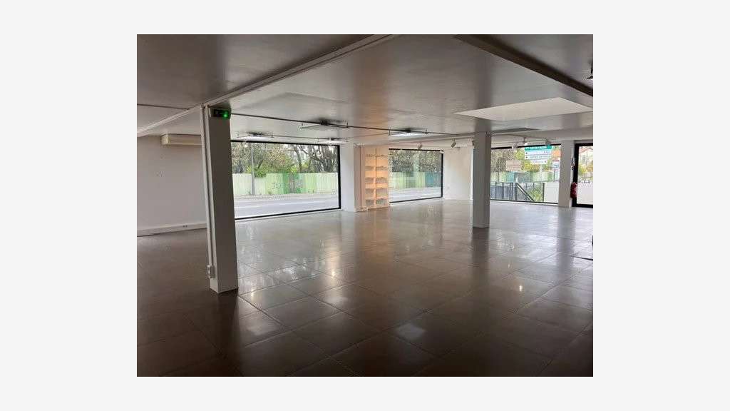 A louer locaux commerciaux 670m² + pkg RN7 Antibes