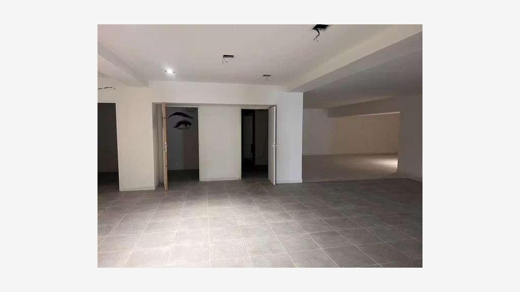 A louer locaux 370m² pkg visiteurs RN7 Antibes