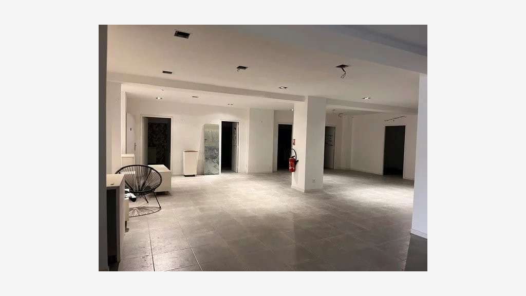 A louer locaux 370m² pkg visiteurs RN7 Antibes