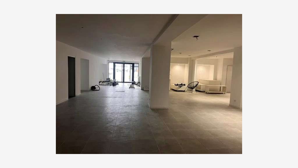 A louer locaux 370m² pkg visiteurs RN7 Antibes