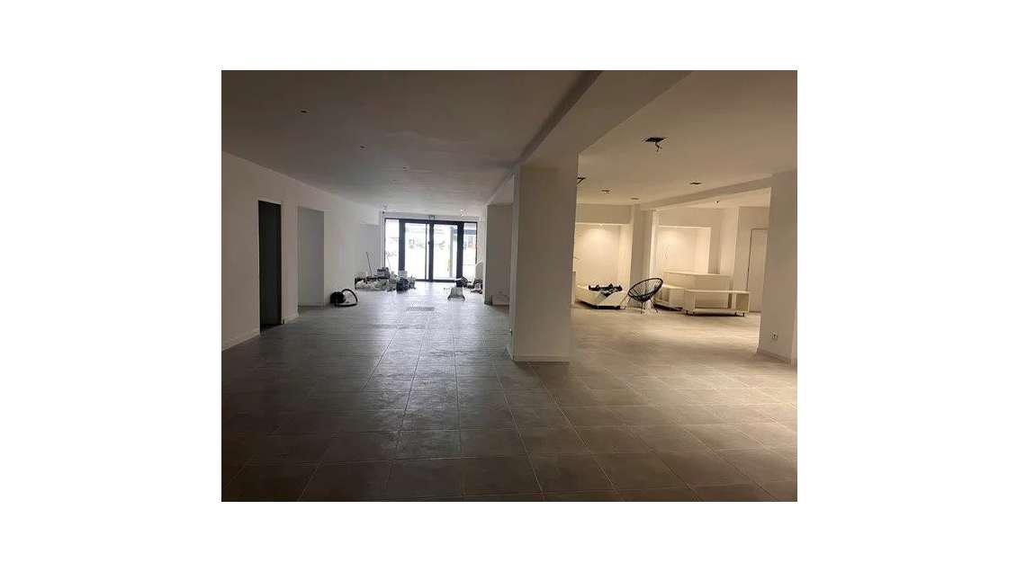 A louer locaux 370m² pkg visiteurs RN7 Antibes