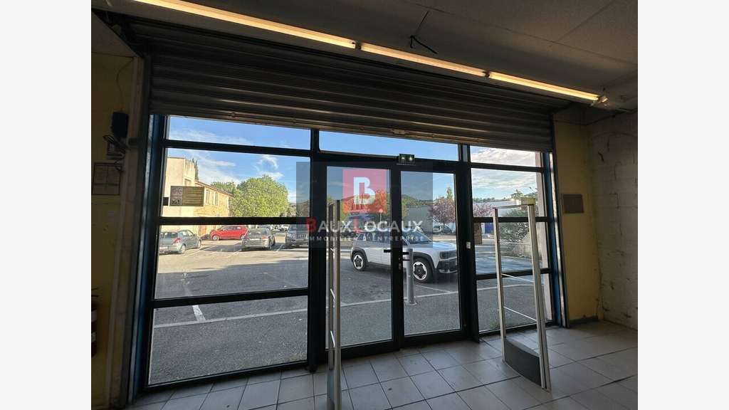 Local 254m² à louer zone commerciale à Apt