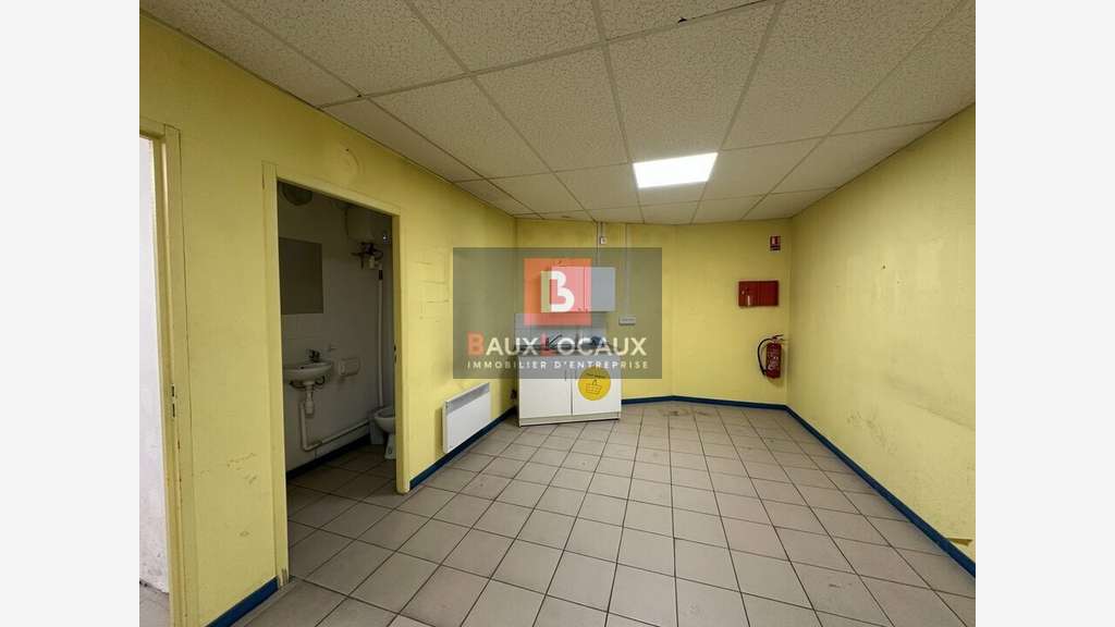 Local 254m² à louer zone commerciale à Apt
