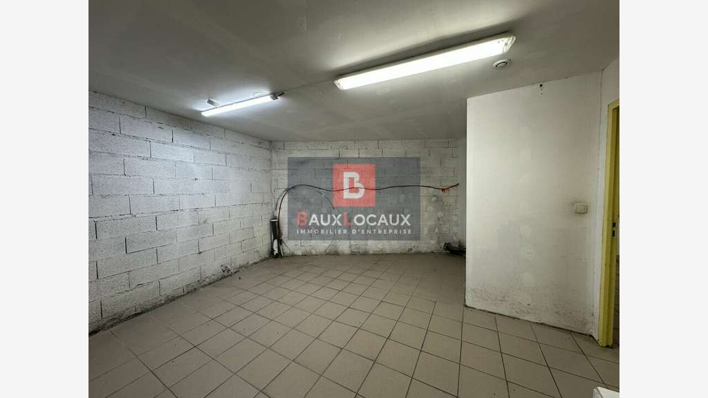 Local 254m² à louer zone commerciale à Apt