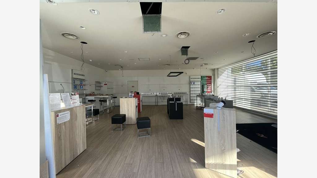Local commercial de 109m² à louer en zc à Apt