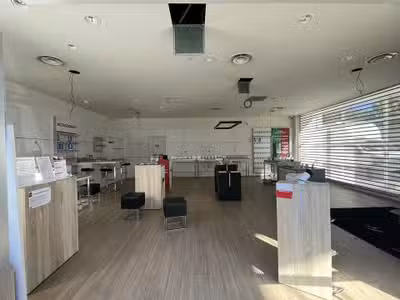 Local commercial de 109m² à louer en zc à Apt
