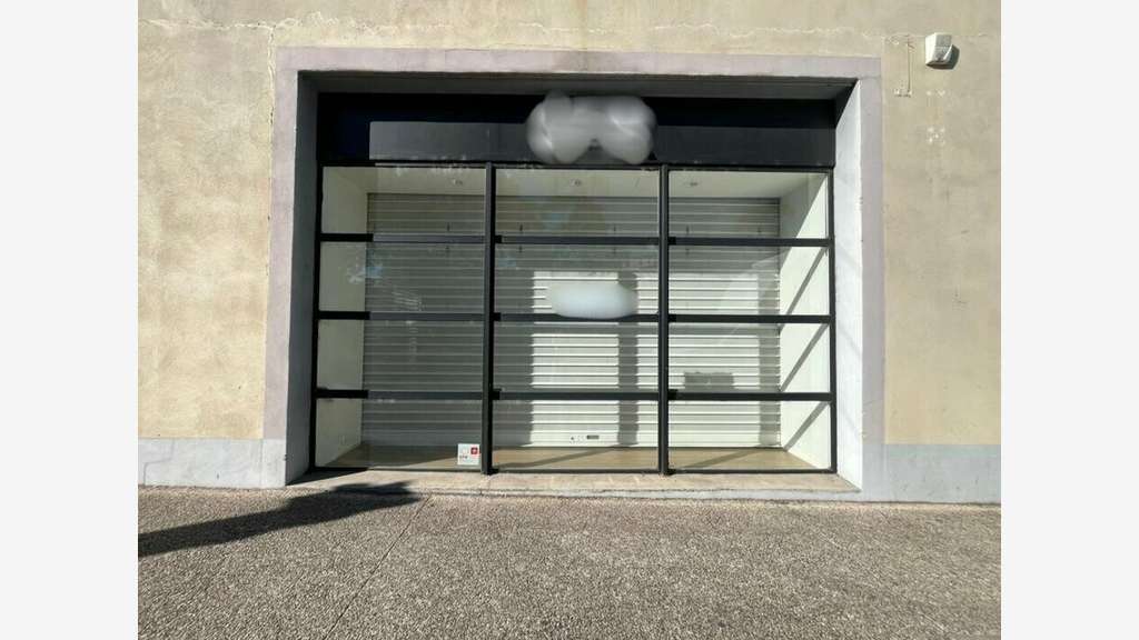 Local commercial de 109m² à louer en zc à Apt