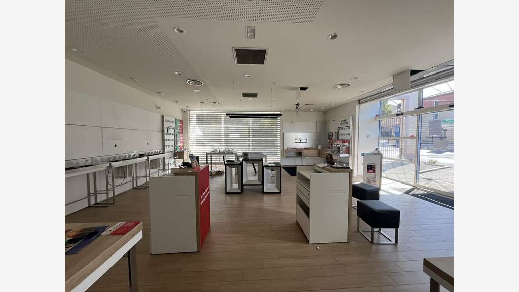 Local commercial de 109m² à louer en zc à Apt