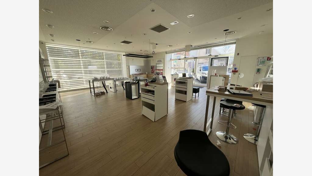 Local commercial de 109m² à louer en zc à Apt