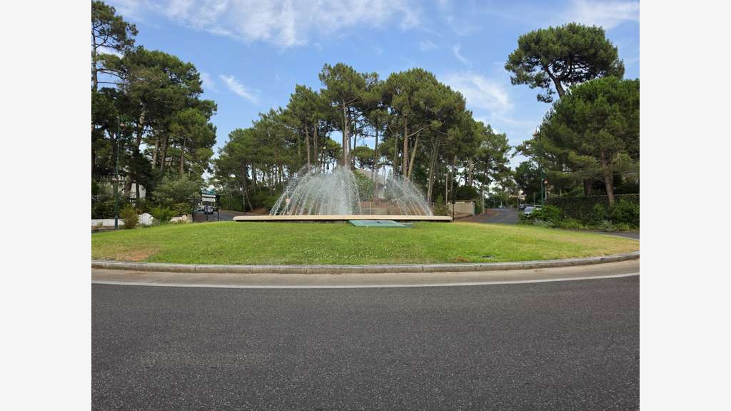 OPPORTUNITÉ RARE - LOCAL COMMERCIAL D'ANGLE EN EMP