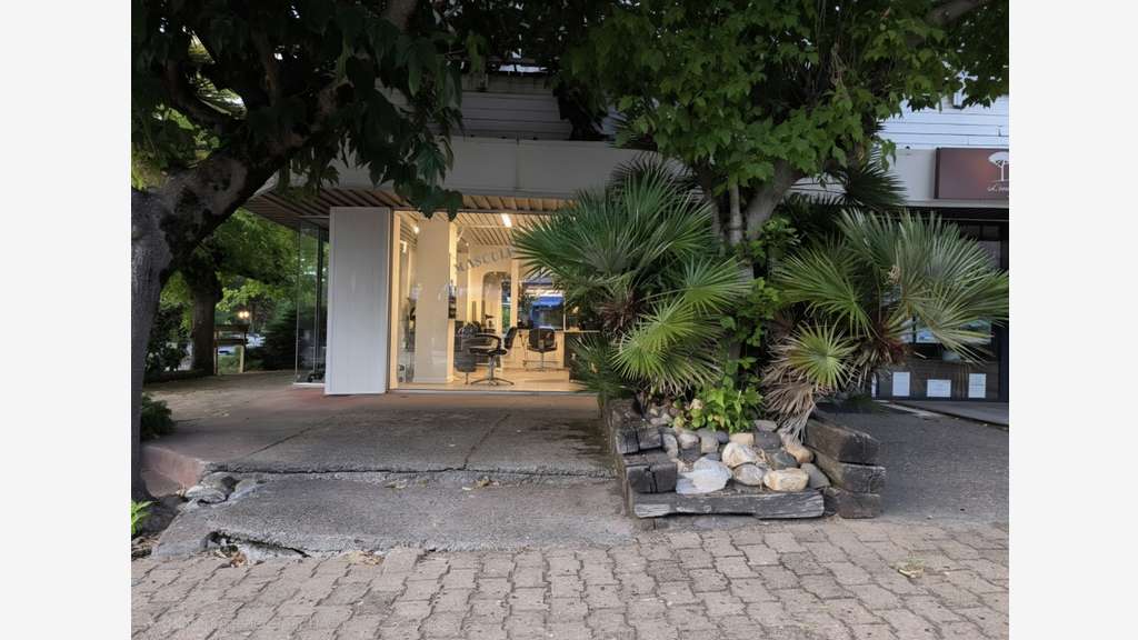 OPPORTUNITÉ RARE - LOCAL COMMERCIAL D'ANGLE EN EMP