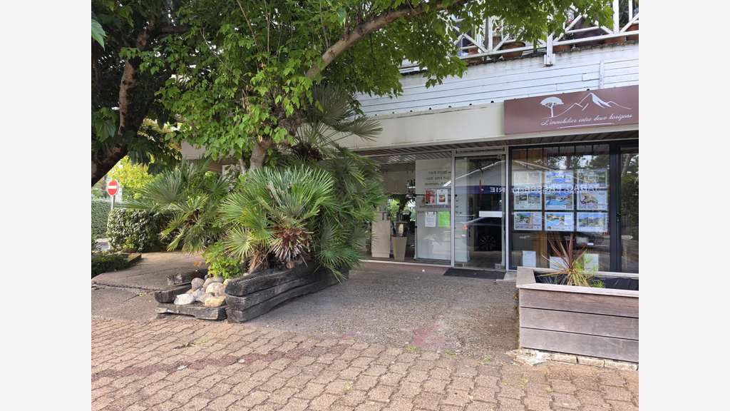 OPPORTUNITÉ RARE - LOCAL COMMERCIAL D'ANGLE EN EMP