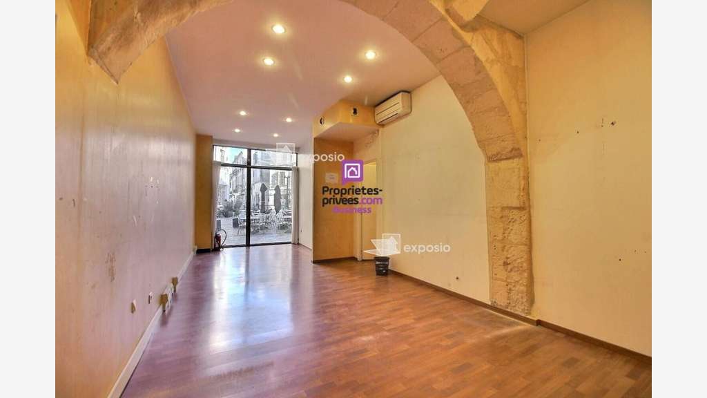 A louer local commercial 196m² à Arles la Roquette