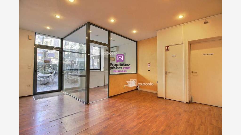 A louer local commercial 196m² à Arles la Roquette