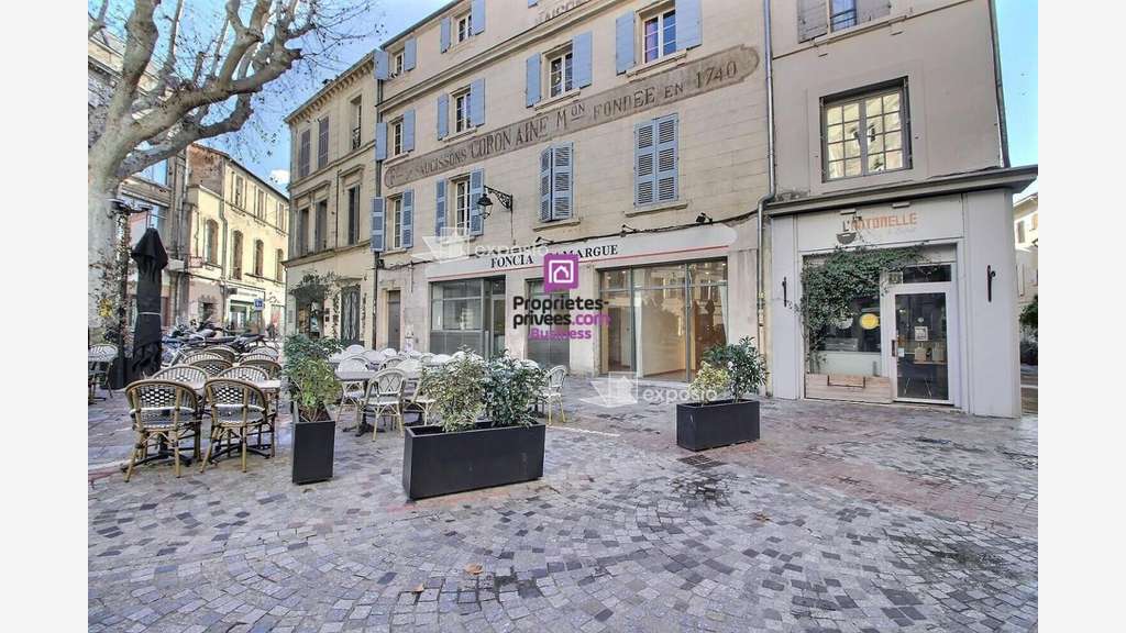A louer local commercial 196m² à Arles la Roquette