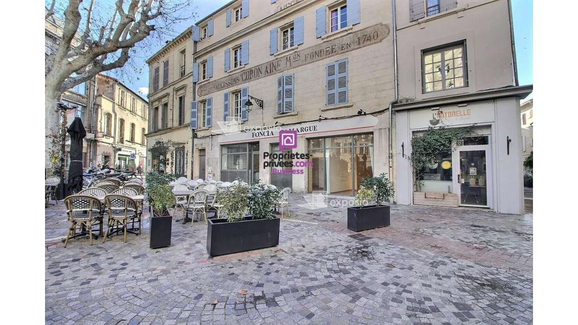 A louer local commercial 196m² à Arles la Roquette